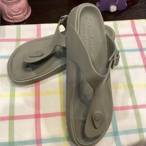 NWOT - Skechers - Women's Army Green Luxe Foam Thong Sandals - Size 10~~~